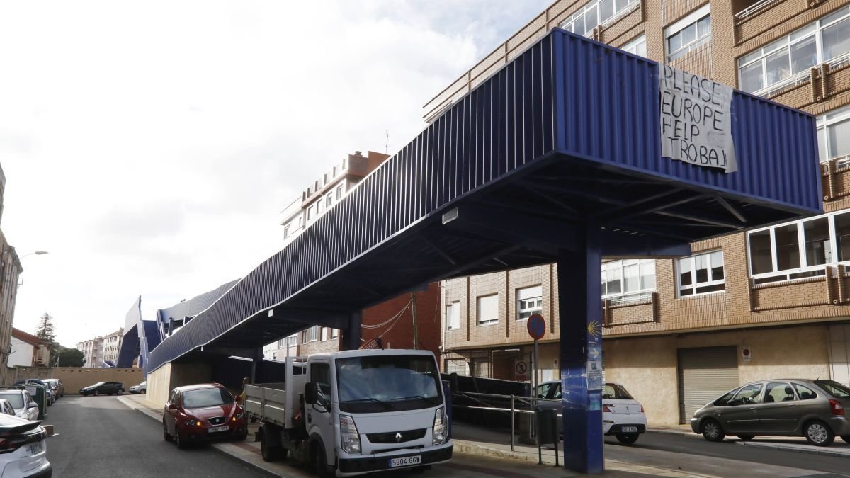 Pasarela azul, aún sin desmontar, en Párroco Pablo Díez.