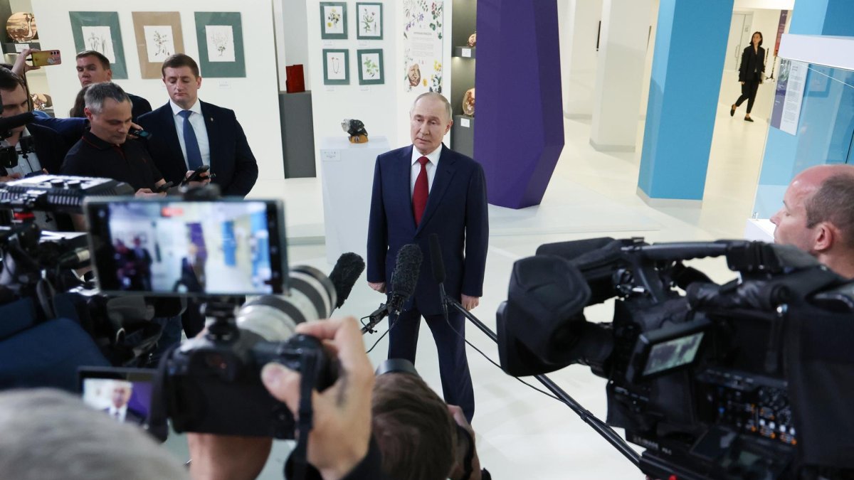 Vladímir Putin hace una declaración a los medios de comunicación.