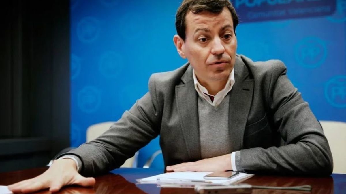 José Luis Bayo disputará el liderazgo a Feijóo en el PP.