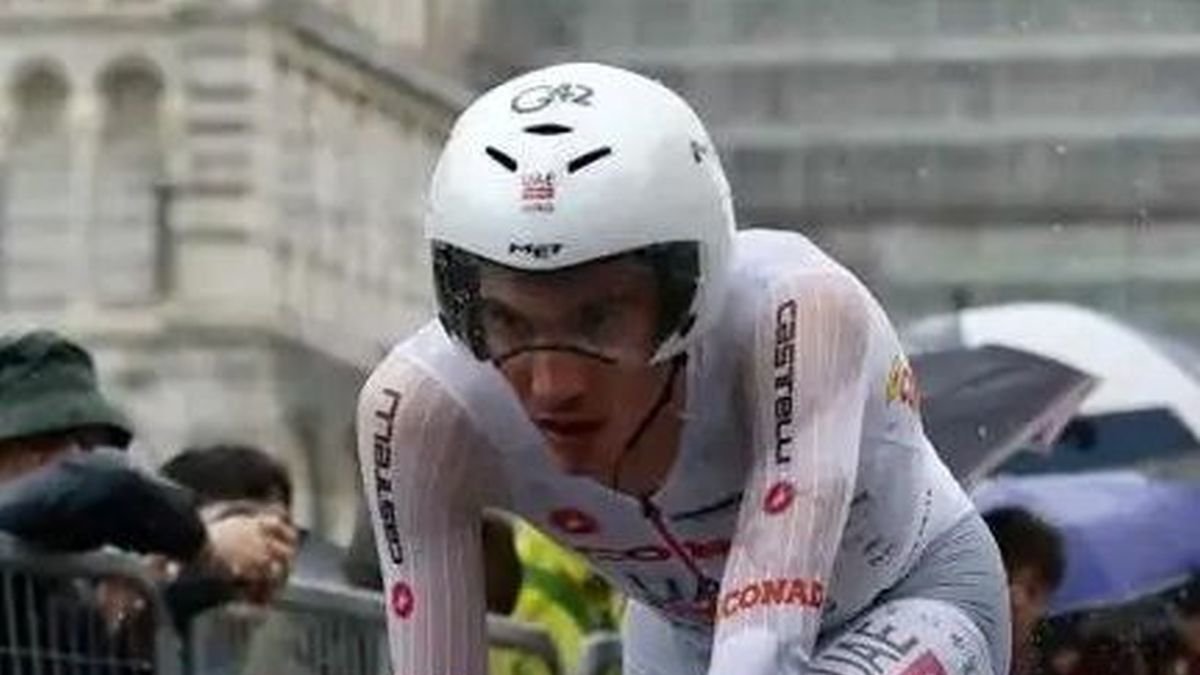 Juan ayuso recorta tiempo al líder del giro de italia, del toro