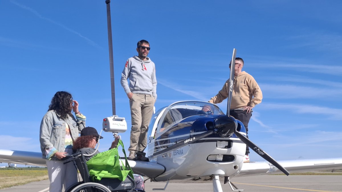 Una persona en silla de ruedas antes de ser elevada para disfrutar del vuelo.