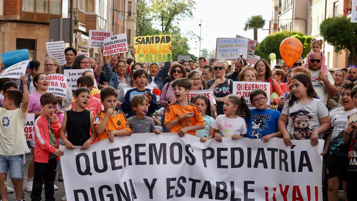 Más de mil personas se manifiestan en la bañeza por un servicio de pediatría digno y estable