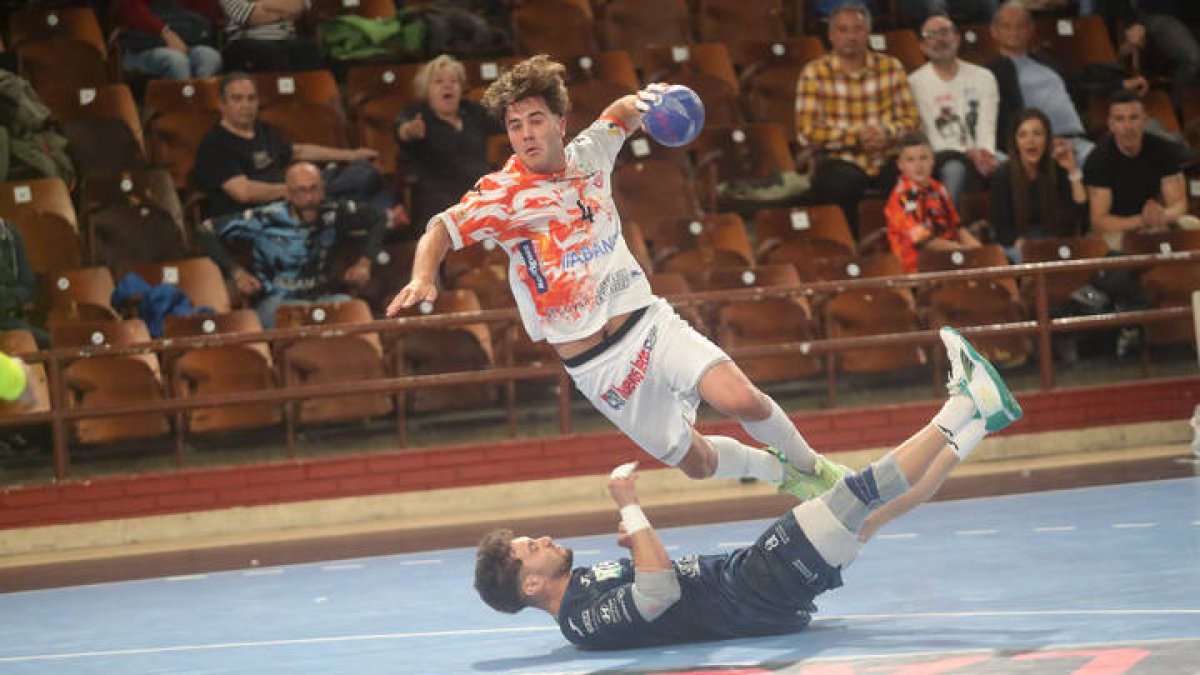 El ademarista carlos álvarez entra en el all star de la liga asobal