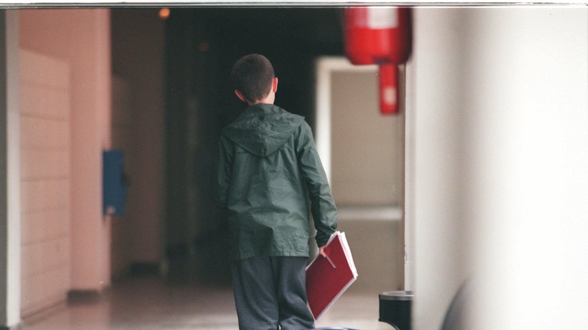Un niño sale de clase en un colegio, en imagen de archivo.