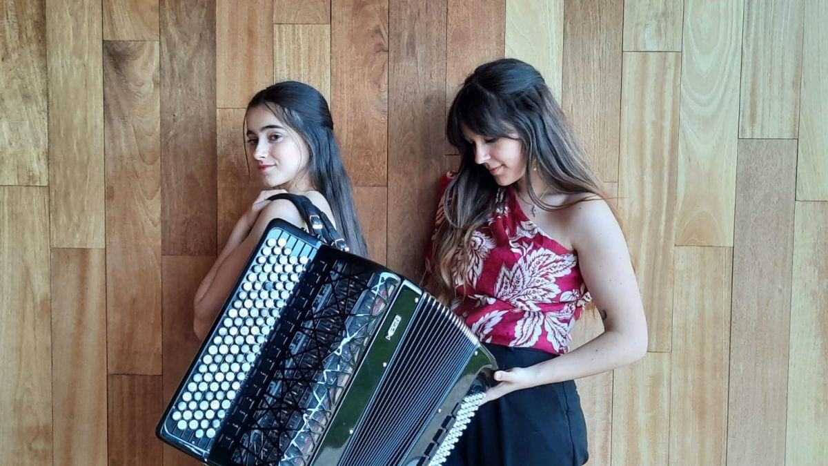 Dúo éire, talento al acordeón en el albéitar