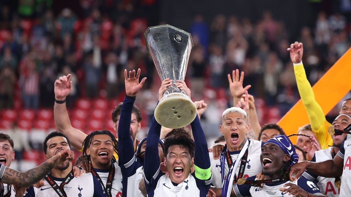 Los jugadores del Tottenham celebran el triunfo y la conquista del titulo de la Liga Europa.