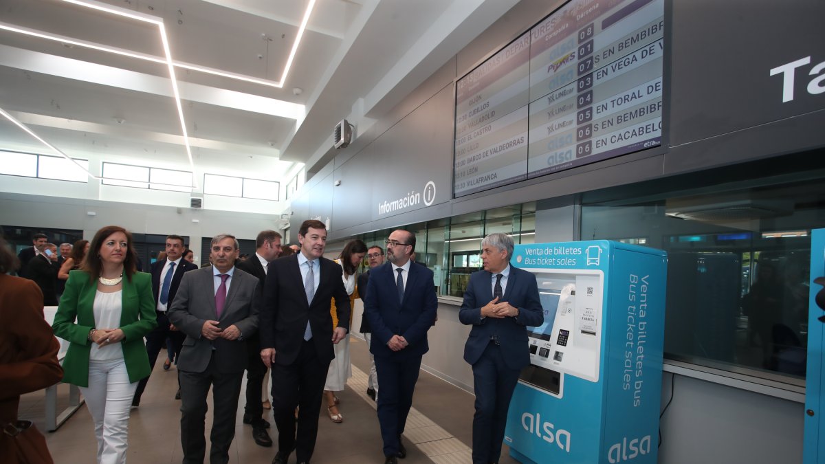 Mañueco y Morala, tercero y cuarto desde la izquierda, en la renovada estación de autobuses de Ponferrada.