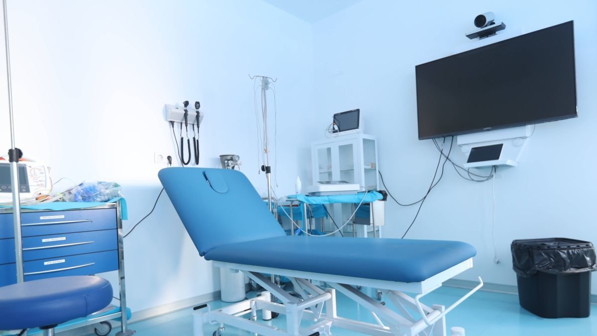 Una de las salas del centro de salud de El Ejido con la pantalla para la telepresencia con el Hospital y otros ambulatorios.