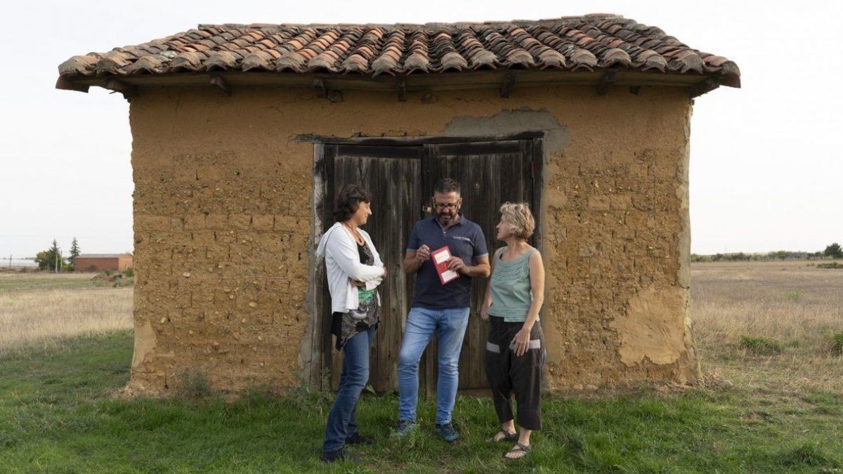Alfredo Escapa con participantes del proyecto Narrativas Solares en La Sobarriva.