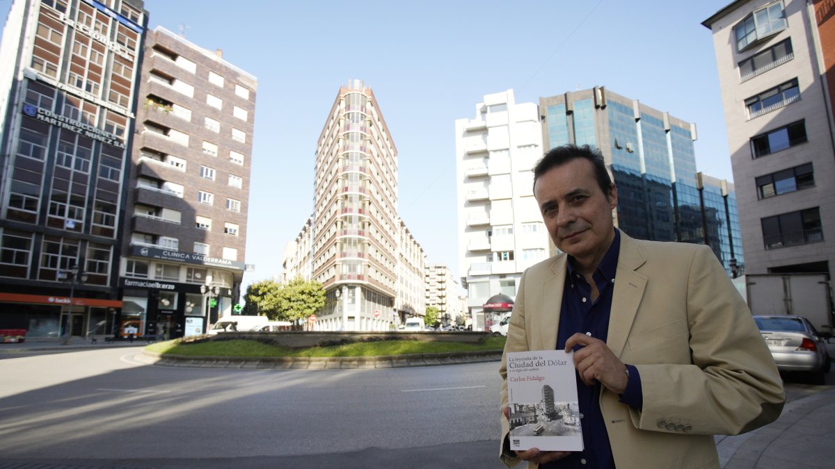 El periodista y escritor berciano, Carlos Fidalgo, presenta su nuevo libro 'La leyenda de la Ciudad del Dólar y el siglo del carbón'