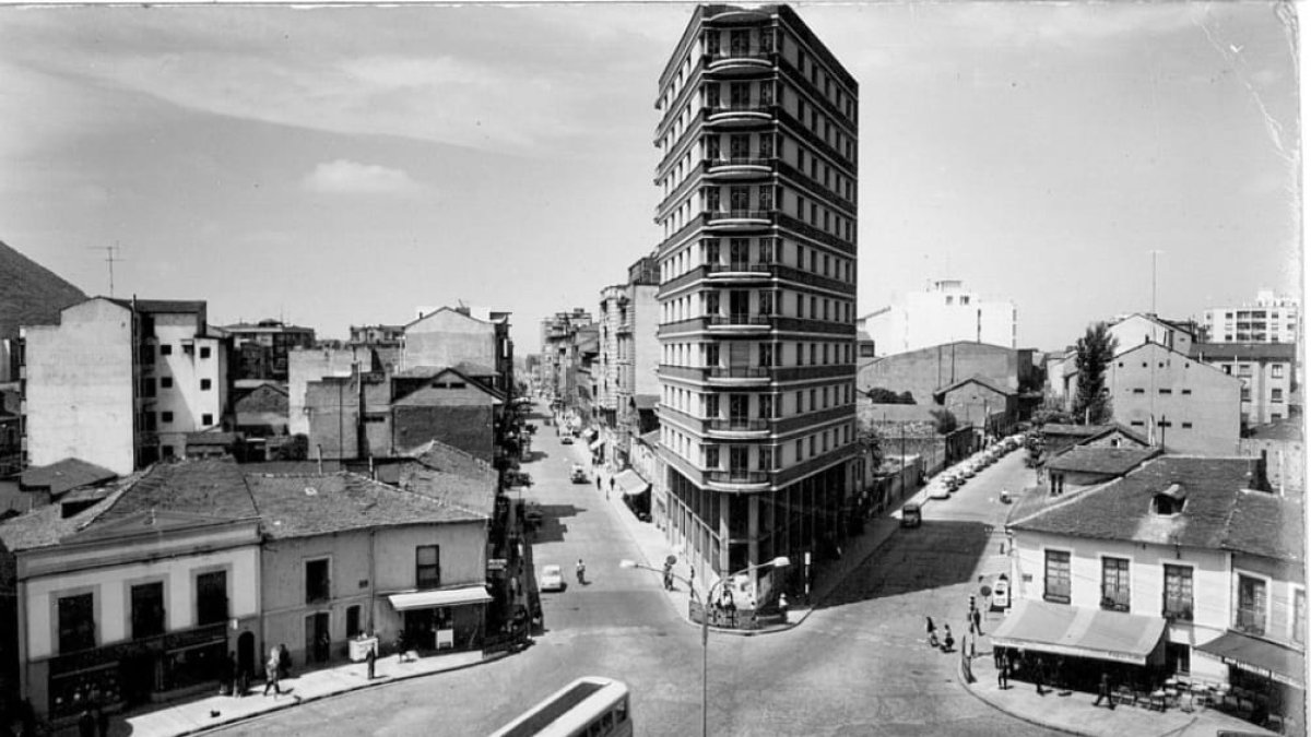 Postal de la plaza Lazúrtegui de Ponferrada a principios de los años 60, recién construido el edificio Uría, 'la esquina más alta de la Ciudad del Dólar''