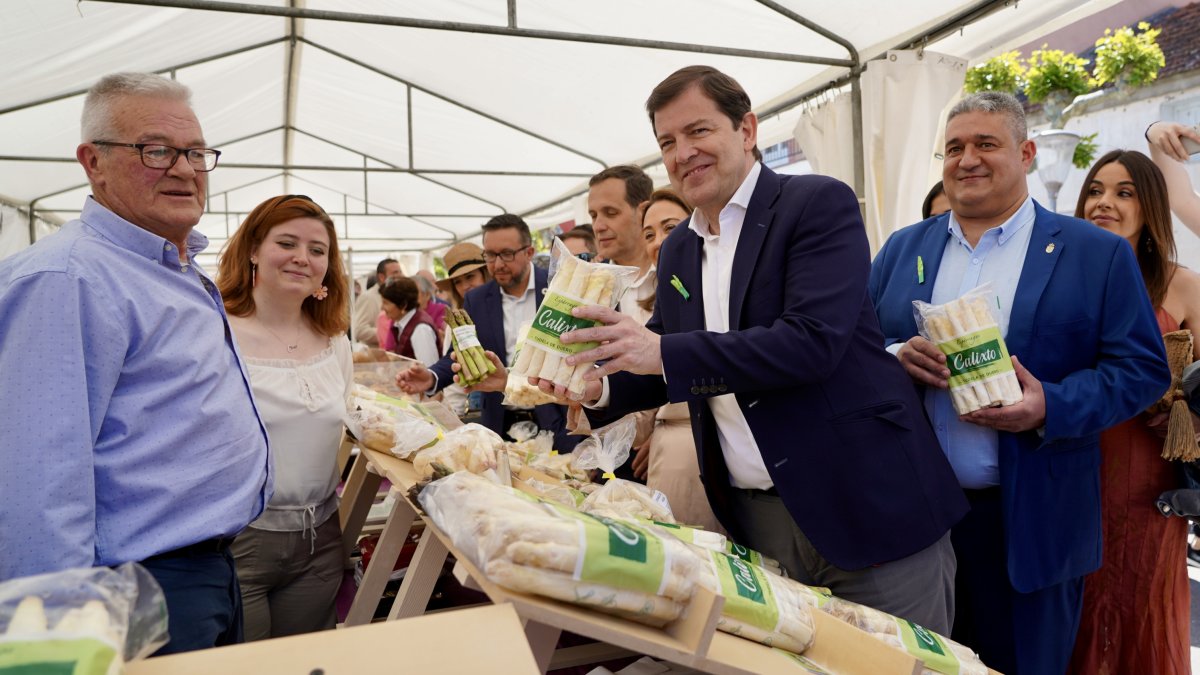 El presidente de la Junta de Castilla y León, Alfonso Fernández Mañueco, inaugura la 41ª Feria de Exaltación del Espárrago y de la Artesanía de Tudela de Duero.