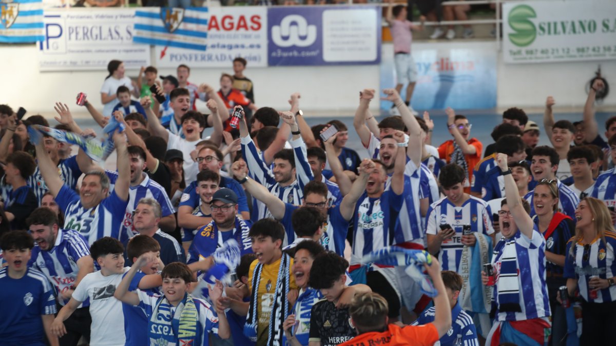 La afición apoya a la Ponferradina desde el Lydia Valentín de Ponferrada.