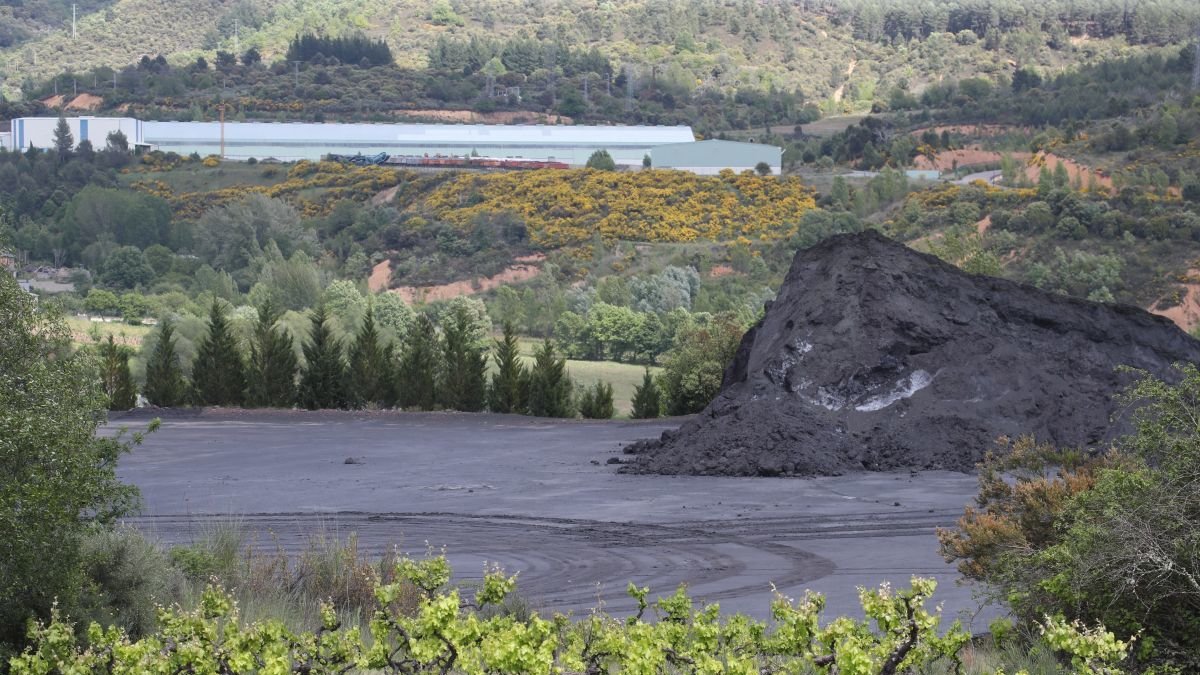 Últimos restos de la montaña de carbón que se acumulaba en el Pozo Alicia de Fabero, el viernes.