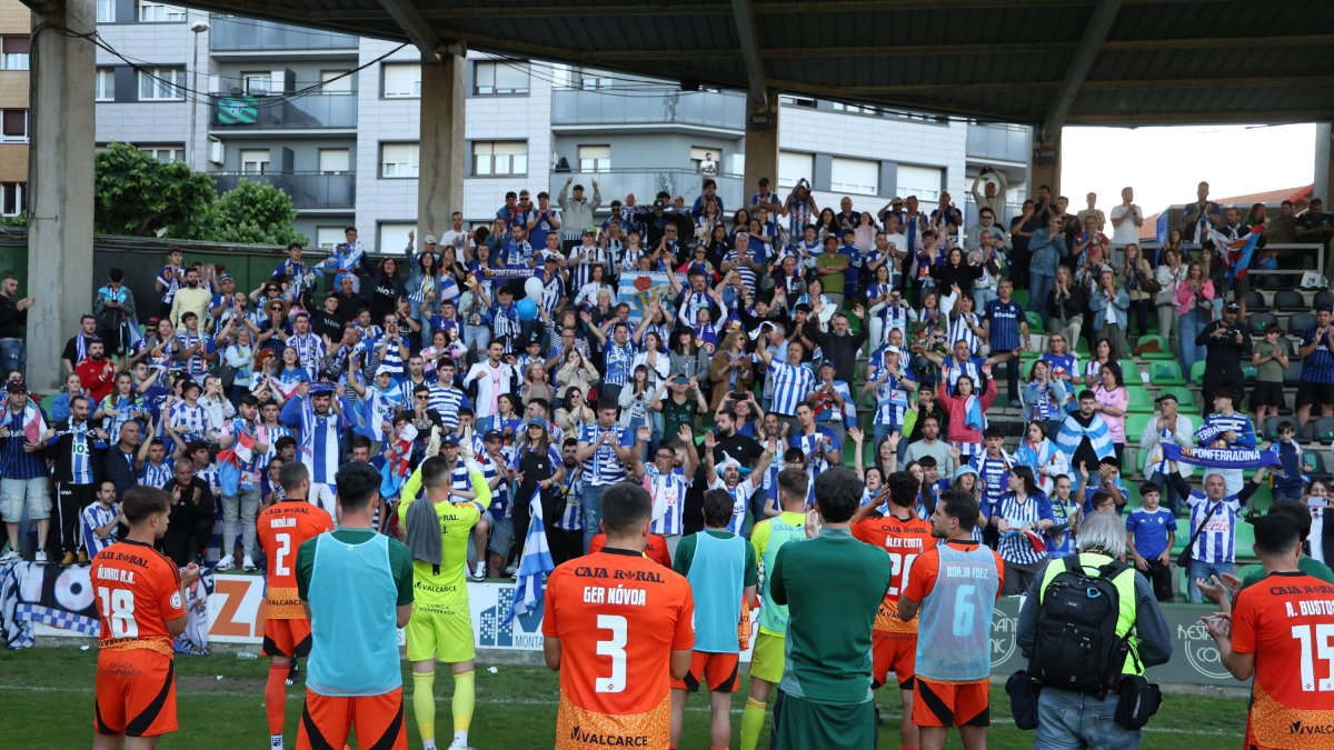 Los jugadores de la SD Ponferradina agradecen a los aficionados desplazados a Sestao su apoyo.