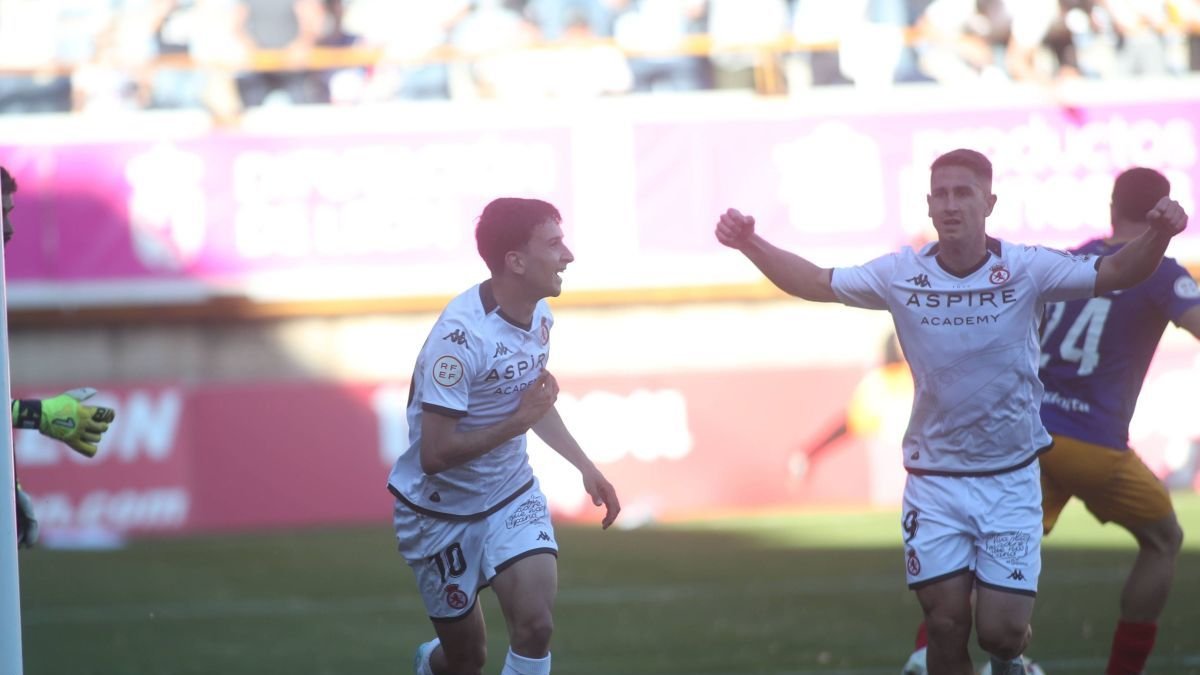 Luis Chacón (izquierda), firmó el gol que adelantaba a la Cultural y abría las puertas del ascenso a la Segunda División.
