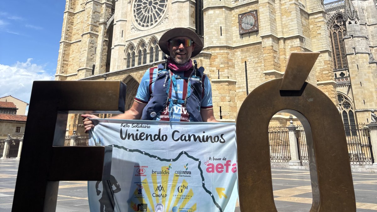 El corredor solidario Abel de Frutos en su paso por León.