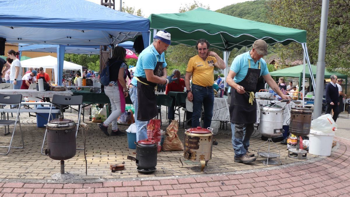 Algunos de los participantes en este multitudinario concurso de ollas ferroviarias de Cistierna.