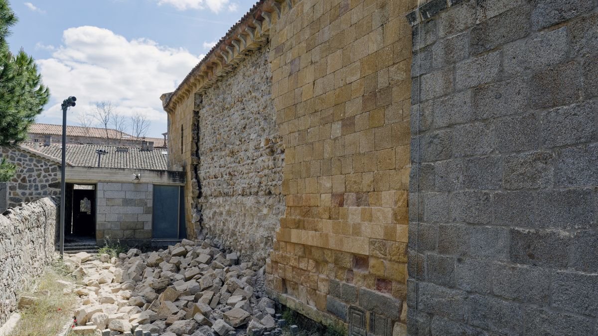 Piedras desprendidas de la iglesia románica de San Andrés.