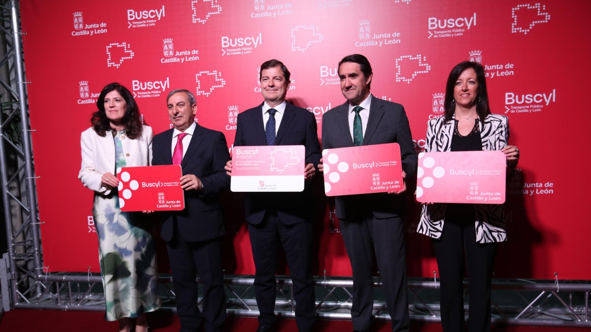 Castilla y León crea la tarjeta Buscyl que permitirá viajar gratis por la Comunidad a los empadronados desde finales de octubre.