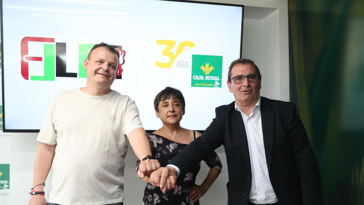 José Ignacio Celadilla, Susana Ropero y Narciso Prieto en la firma del acuerdo de colaboración entre Caja Rural y la lucha leonesa.