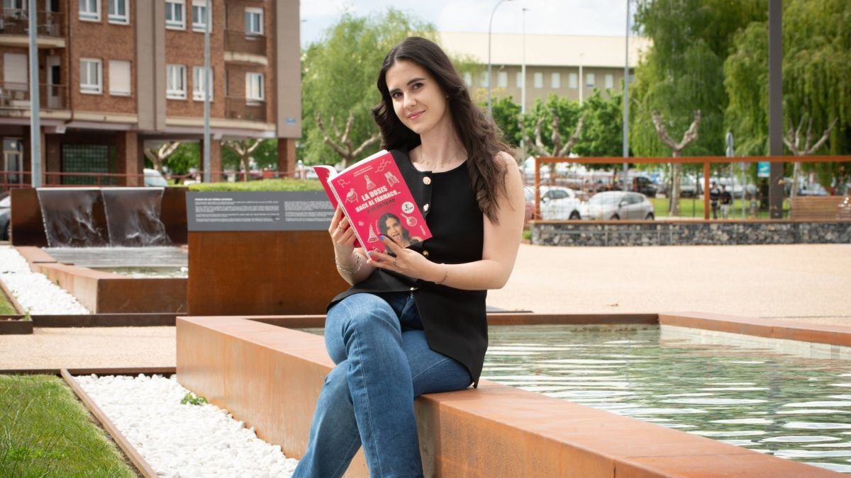 La divulgadora y farmacéutica, Elena Monje, posa con su libro.