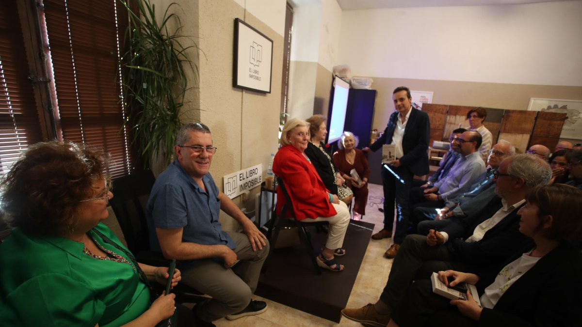 Fidalgo acompañado de las voces de la radio