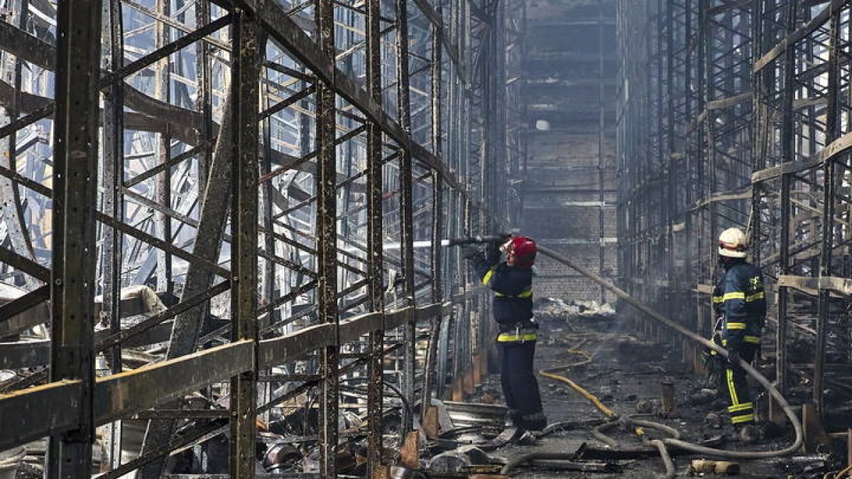 FOTODELDÍA Vasyshcheve (Ucrania), 26/05/2025. Bomberos ucranianos trabajan en el lugar de un almacén dañado de una fábrica privada tras un ataque nocturno en Vasyshcheve, cerca de Járkov, Ucrania, este lunes. Según el Servicio Estatal de Emergencias de Ucrania, Rusia lanzó a primera hora del 26 de mayo otro ataque a gran escala con más de 300 drones en toda Ucrania, que destruyó e incendió un almacén en las afueras de Járkov. EFE/ Sergey Kozlov