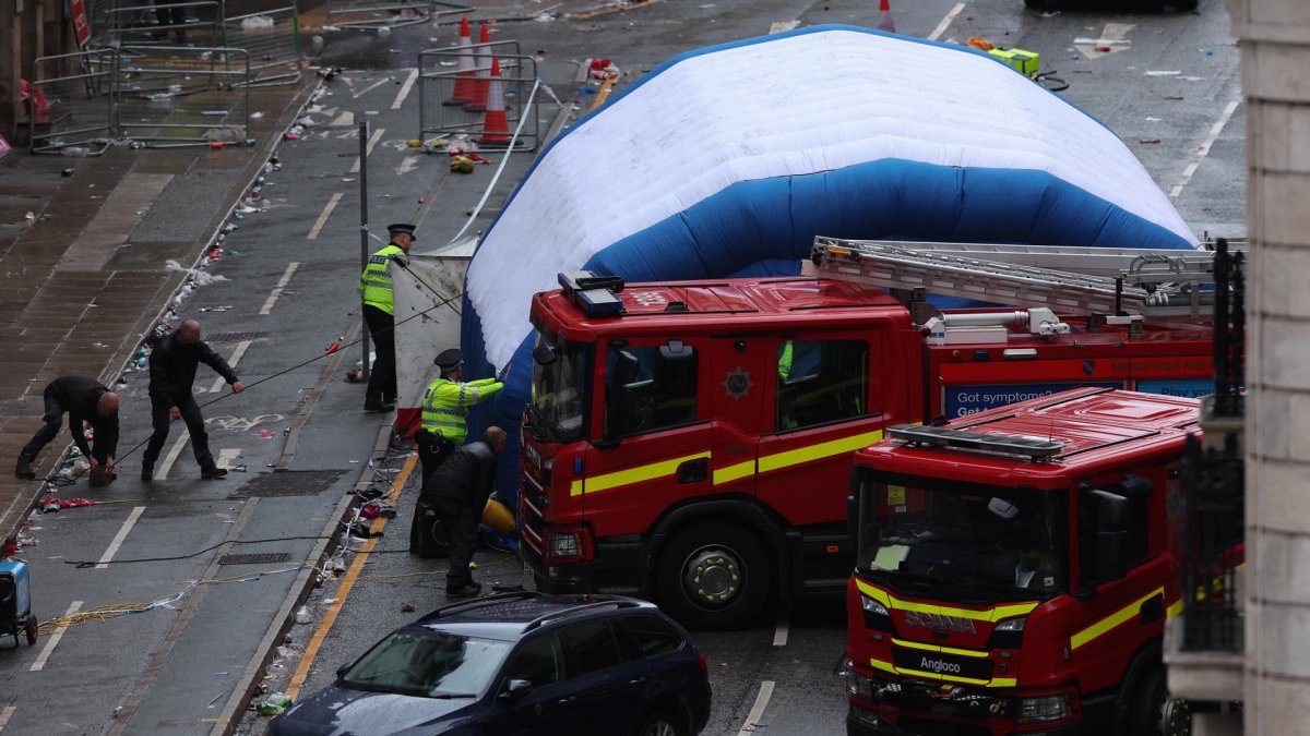 Vista general este lunes, 26 de mayo, de las escena de un atropello múltiple en la ciudad de Liverpool (Inglaterra), luego de que un vehículo colisionara contra decenas de aficionados del club de fútbol más popular de esta ciudad, que celebraban el título de la Premier League del balompié local. EFE