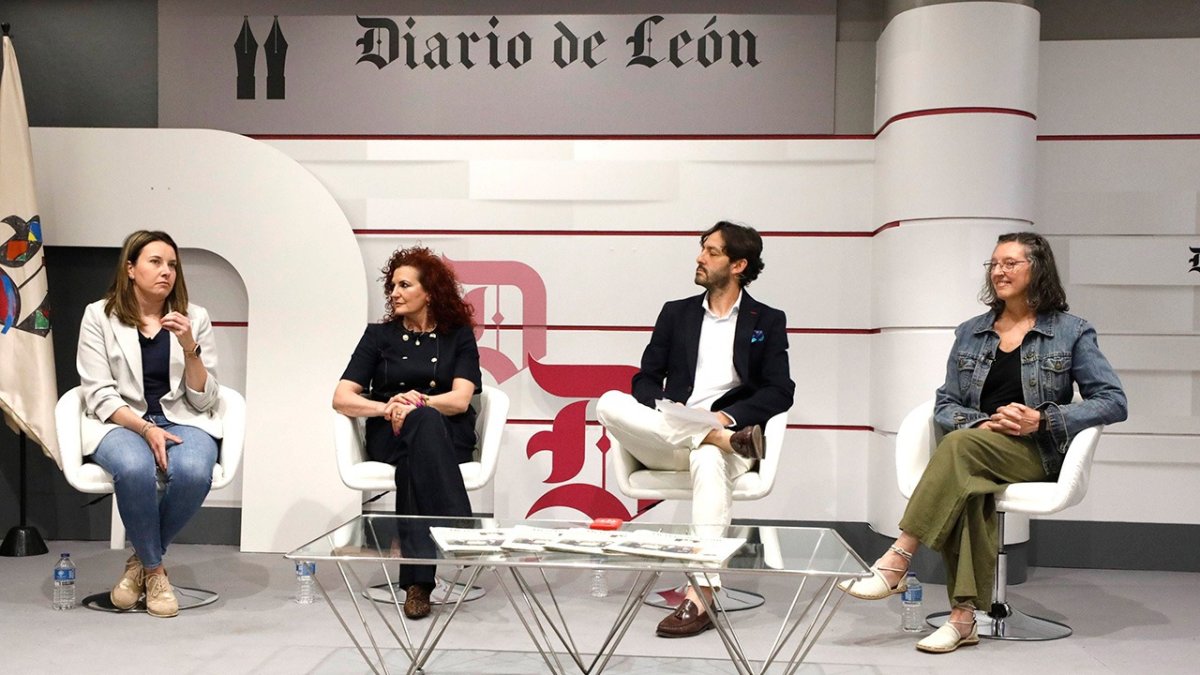 Begoña Bello González, María del Carmen Alonso-Santocildes y Nélida Gutiérrez Otero junto a Álvaro Caballero
