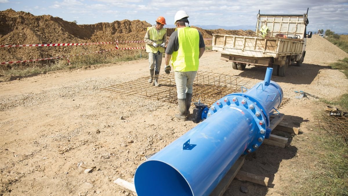 Obras de canalización para los nuevos regadíos en Payuelos.