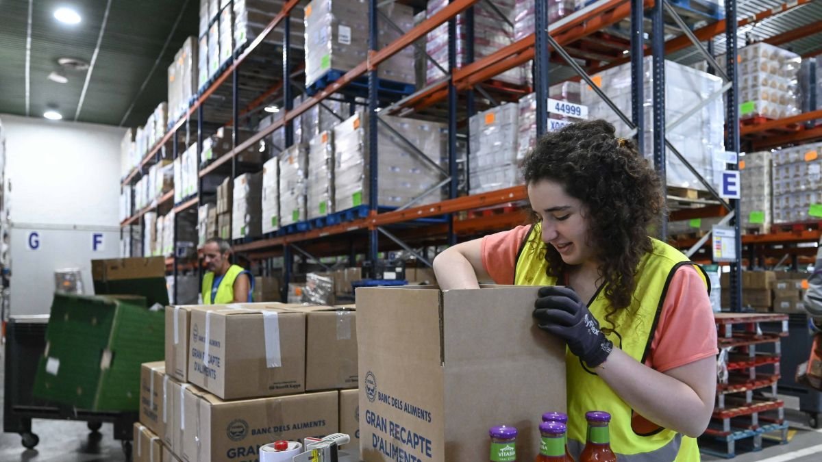 Uan voluntaria del Banco de Alimentos.
