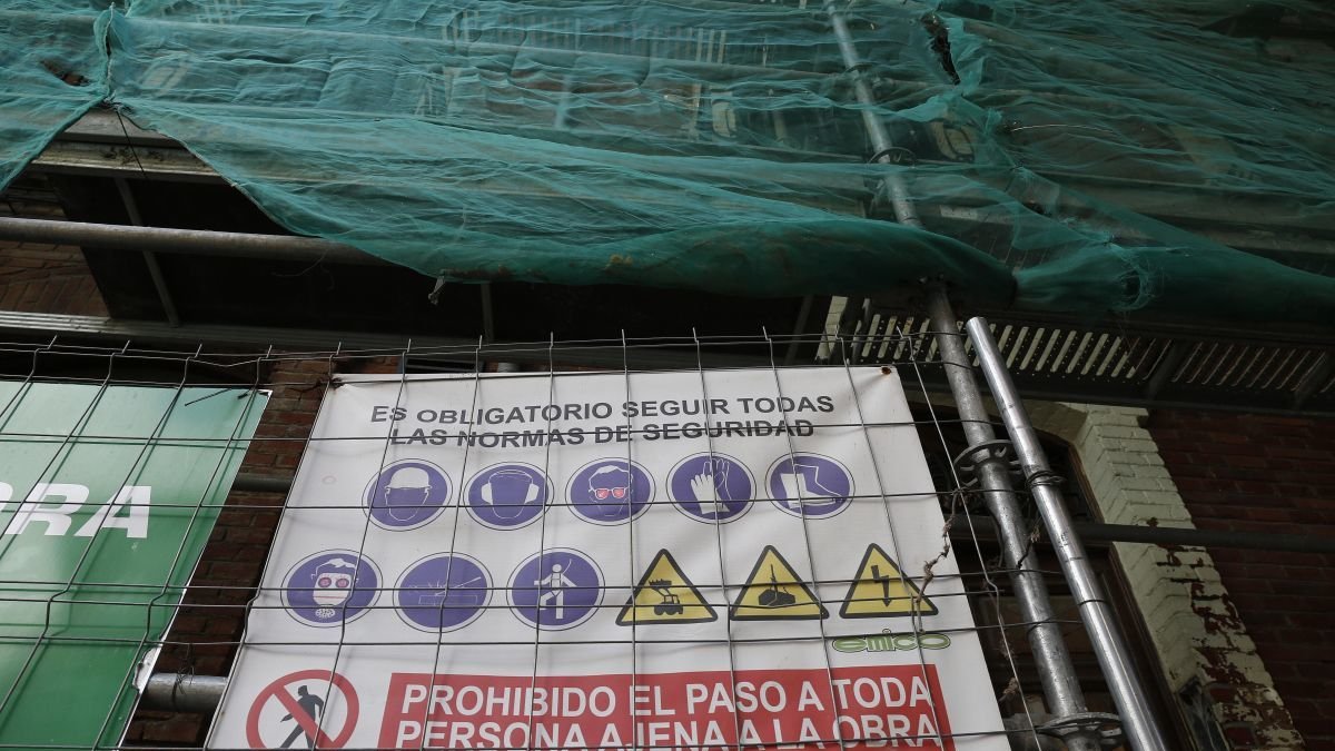 Un cartel con las medidas de seguiridad en un edificio en construcción.