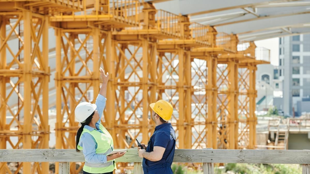 Las mujeres destacan como tituladas superiores en el sector de la construcción.