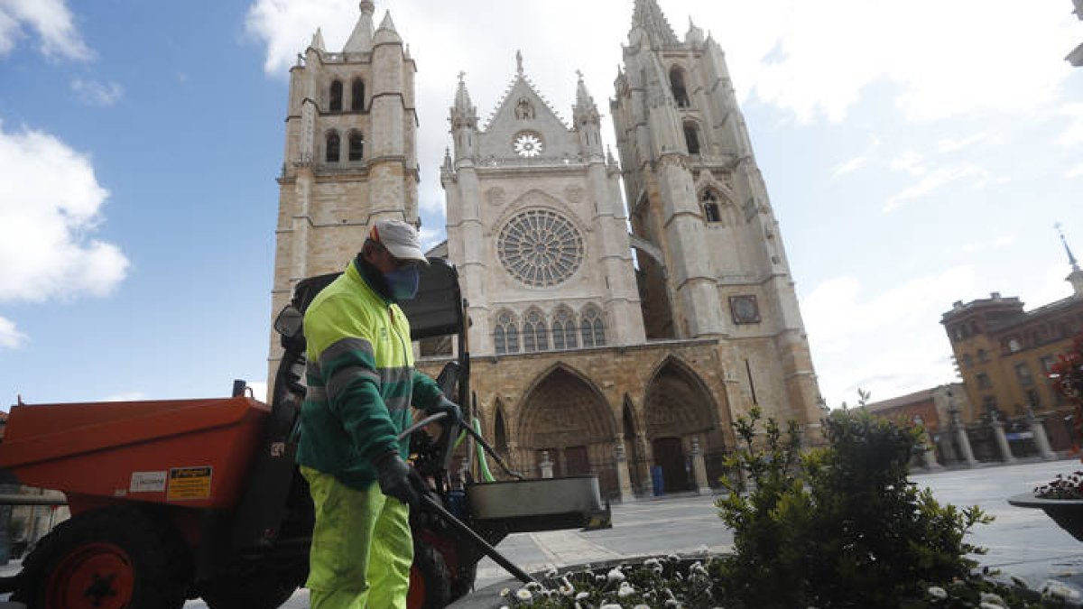 Imagen de archivo de un trabajador de Jardines en León