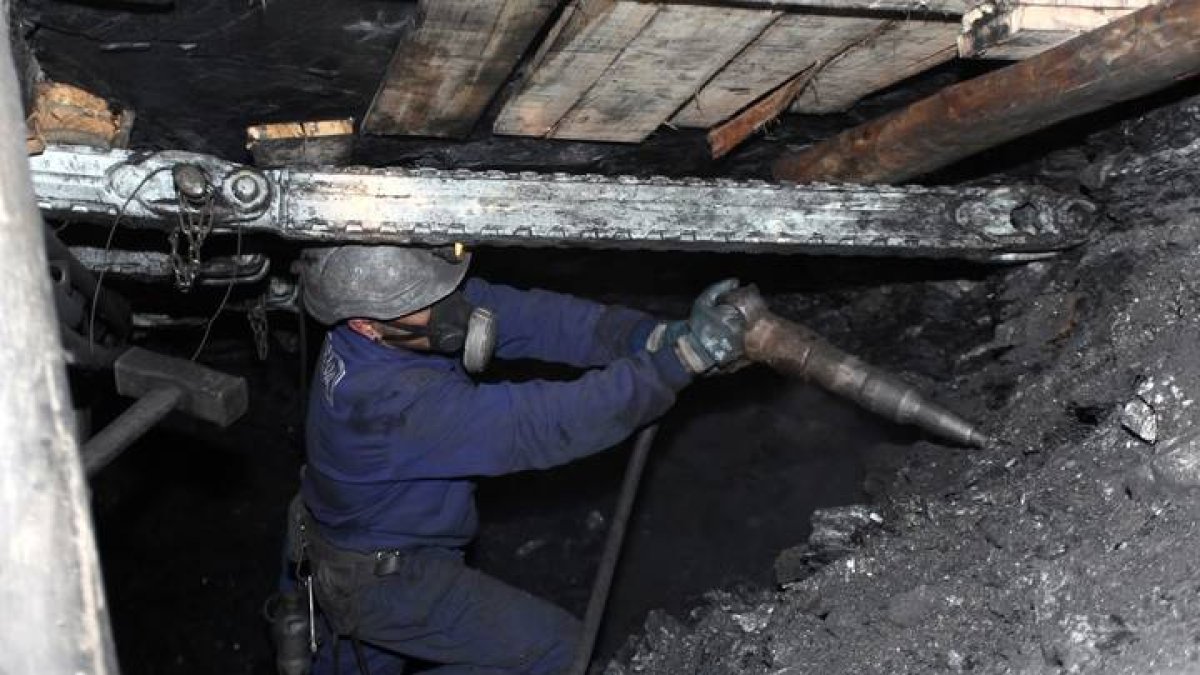 Imagen de archivo de un minero picando carbón