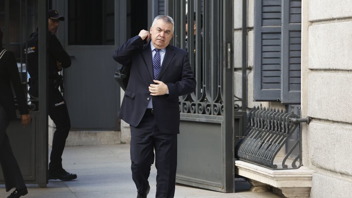 Santos Cerdán, ayer, llega al Congreso de los Diputados.