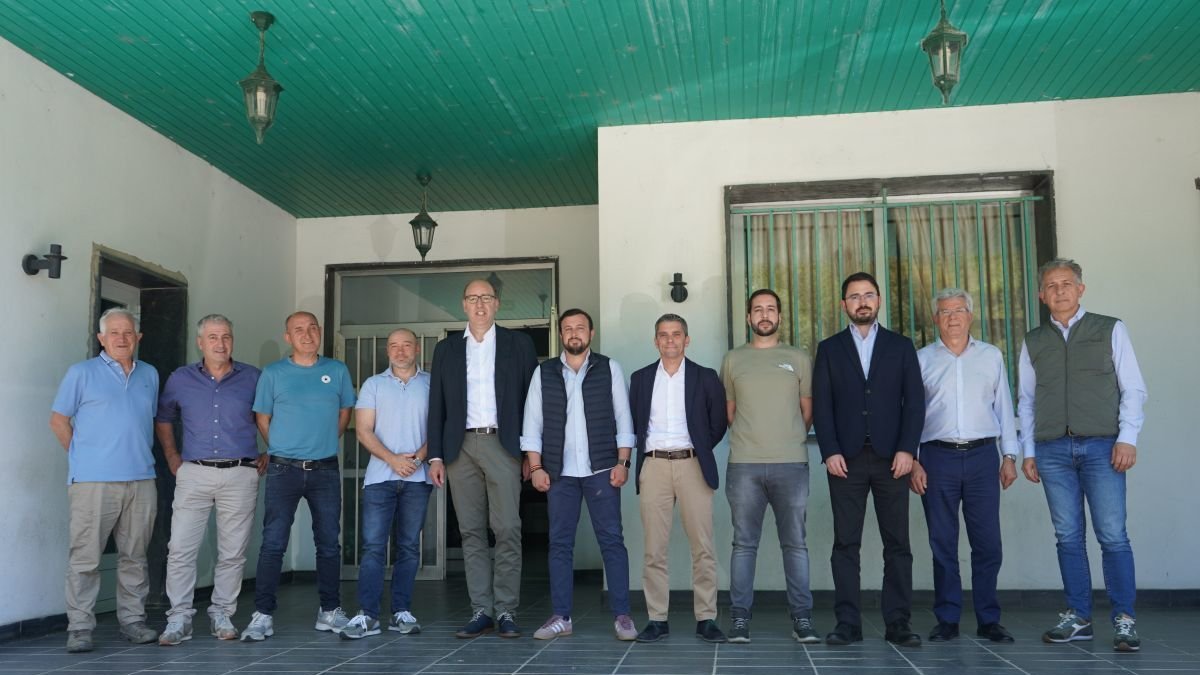 Eliseo López (quinto izda) con la nueva directiva del Clúster de la Pizarra.