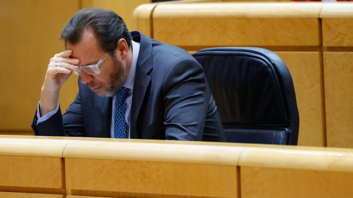 Imagen de archivo del ministro de Transportes y Movilidad Sostenible, Óscar Puente, durante la sesión de control al Gobierno celebrada por el Senado. EFE