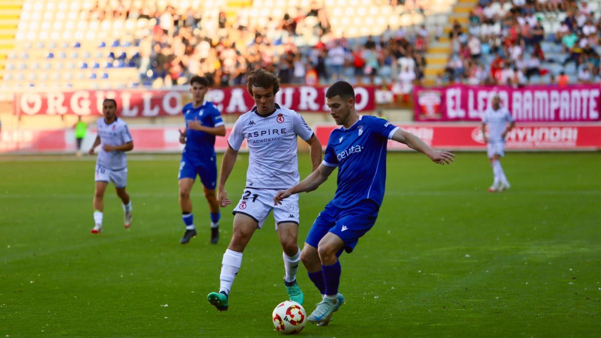 Juan Artola gozó de la titularidad frente al AD Ceuta en el Reino de León.