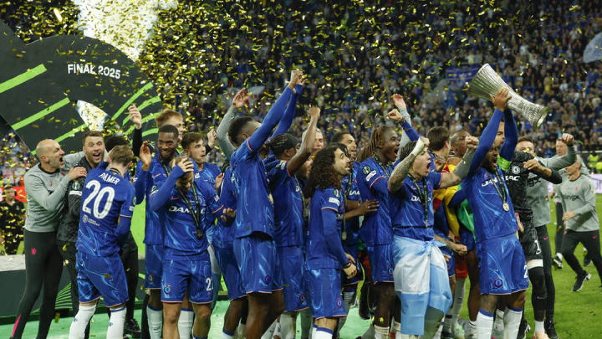 BRESLÁVIA, 28/05/2025.- Los jugadores del Chelsea celebran su victoria en la final de la Liga de Conferencia que han disputado hoy miércoles Chelsea y Betis en el Tarczynski Arena de Breslávia. EFE / Julio Muñoz.