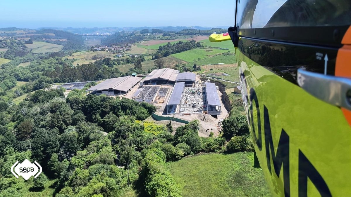 Tres personas han fallecido y otras tres han resultado heridas de diversa consideración al colapsar este jueves la techumbre de una nave ganadera ubicada en el concejo asturiano de Coaña, han informado el Servicio de Emergencias del Principado de Asturias (SEPA) y la Guardia Civil. EFE