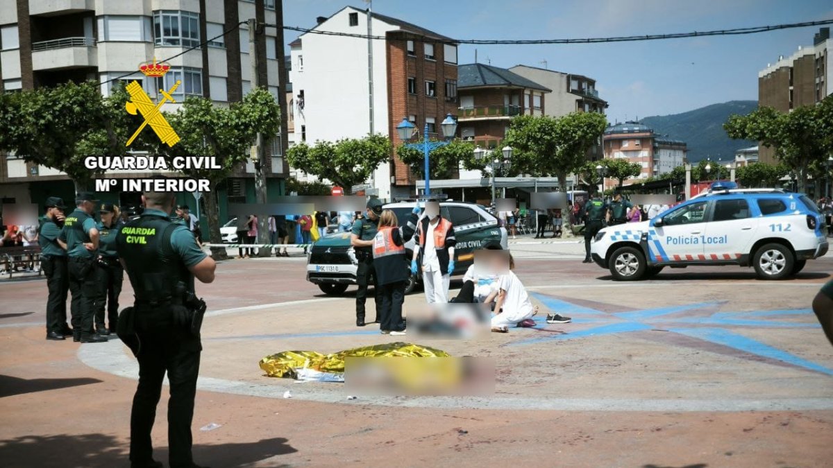 Efectivos de la Guardia Civil custodian la zona donde se produjo el suceso.