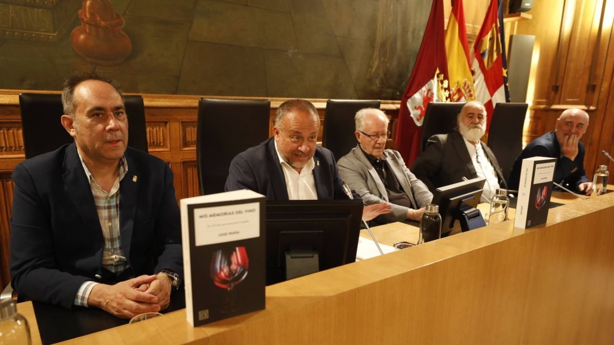 Peñín deleita con sus memorias del vino en la diputación