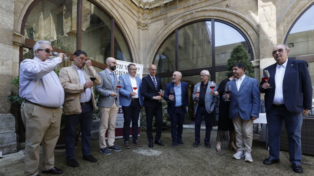 Expertos y autoridades brindaron por la «excelente» cosecha, en la Colegiata de San Isidoro.