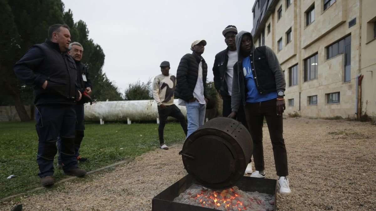 Inmigrantes en una actividad comunitaria en el Chalé del Pozo