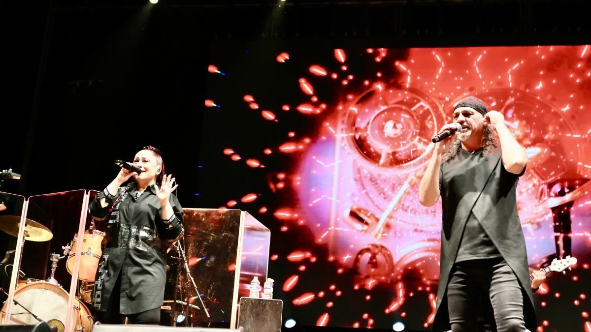 León se rinde a la música del dúo camela