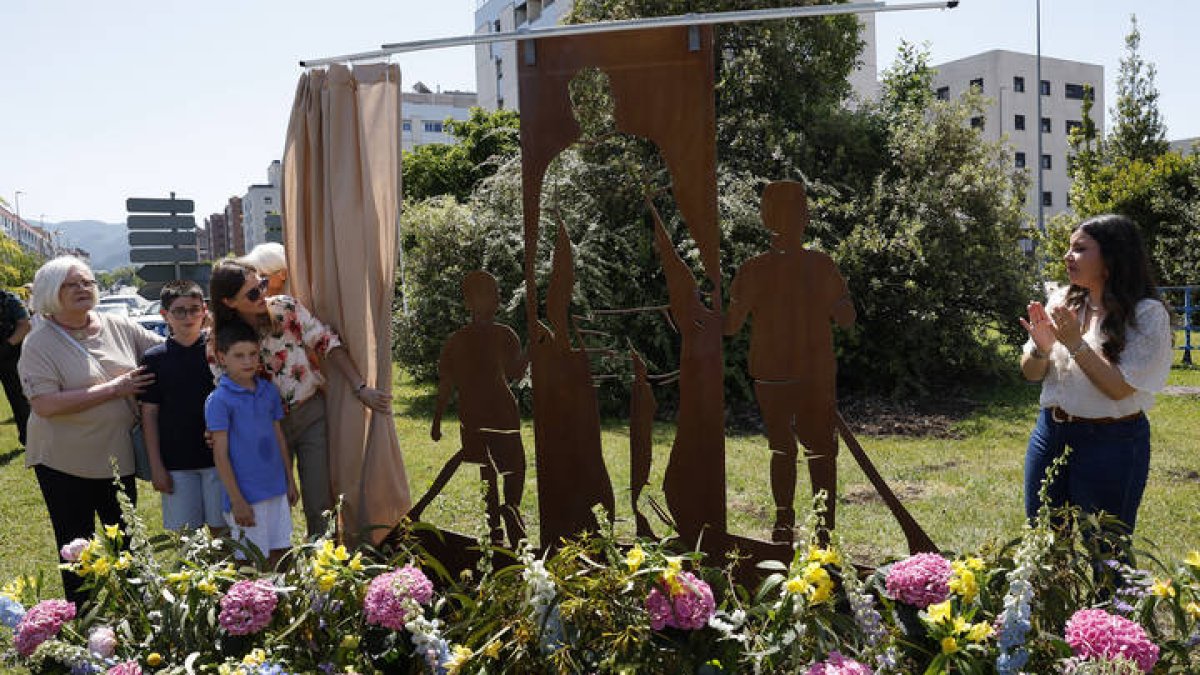 Conmovedora escultura en memoria de david pérez, guardia civil leonés asesinado por el narco, junto a sus hijos en una rotonda de sarriguren