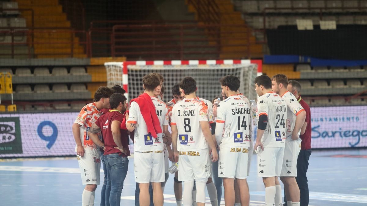 La plantilla del Ademar se conjura para terminar la temporada por todo lo alto en Liga y Copa.