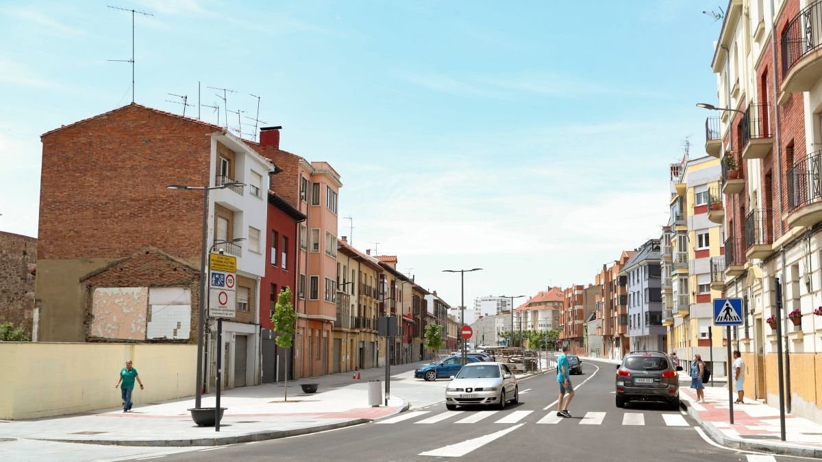 Esta es la calle de la ciudad de león que tiene un nombre distinto si vas por un acera o la de enfrente